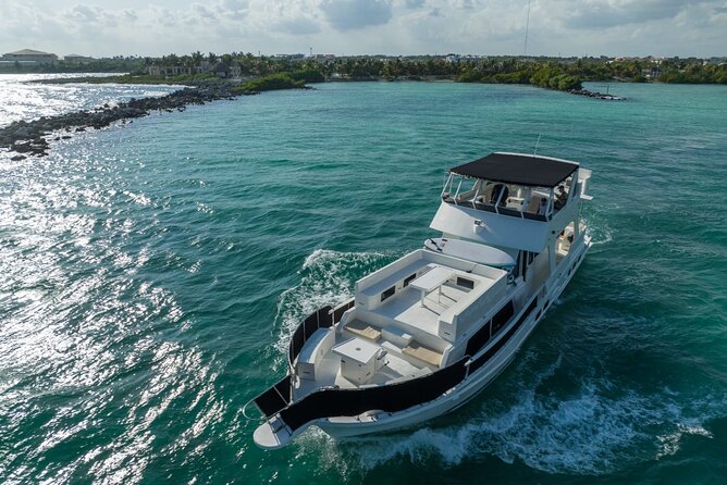 4 Hour - 72' Bruce Roberts, Tulum, Playa del Carmen, Riviera Maya - Karaoke onboard: fun built in, not added later