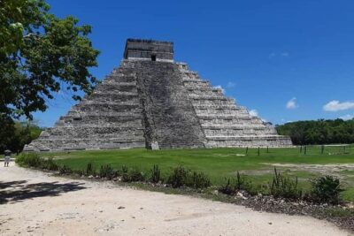Chichen Itza Deluxe from Cancun to Playa del Carmen - The onboard breakfast and drinks: a day-fueling setup