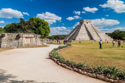 Full day Chichén Itzá Tour from Cancún and Riviera Maya - Valladolid in 45 minutes: a quick square, some shopping, and a lot of bus time left