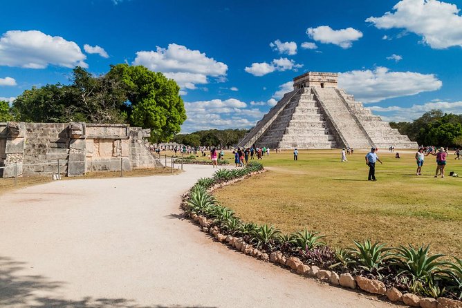 Full day Chichén Itzá Tour from Cancún and Riviera Maya - Valladolid in 45 minutes: a quick square, some shopping, and a lot of bus time left