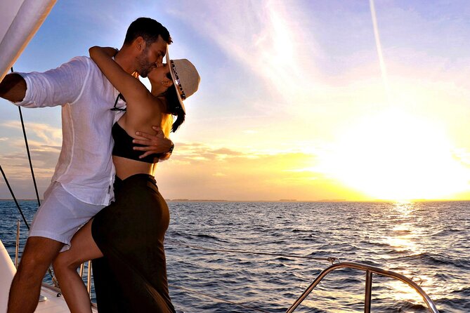 Riviera Maya Luxury Sunset Sailing plus Light Dinner and Open Bar - Light Dinner: What You Get and How to Think About It