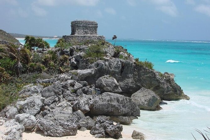 Tulum Express Riviera Maya - Entering Tulum Archaeological Site: the walled city on the cliff